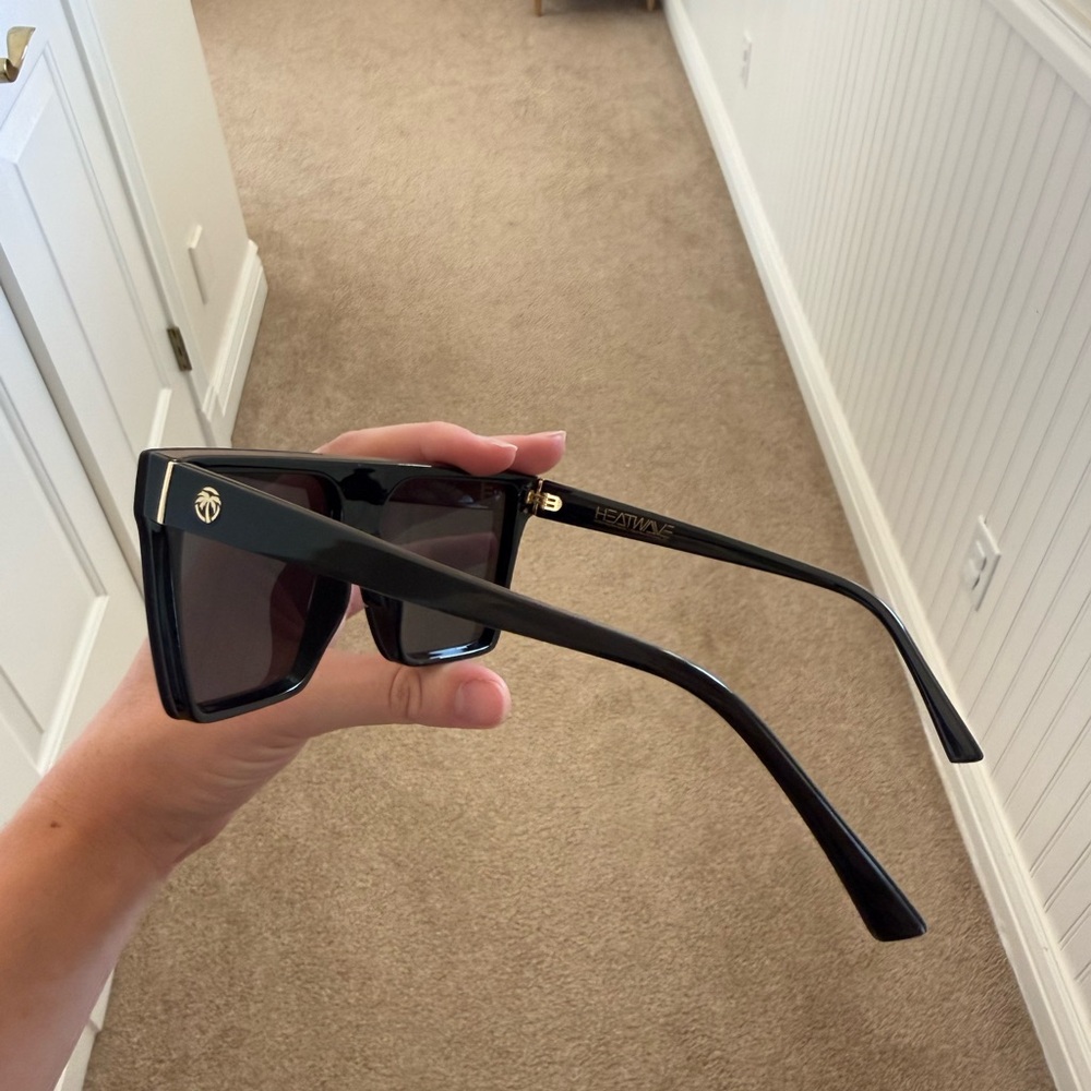 HEAT WAVE VISUAL WOMENS CLARITY SUNGLASSES BLACK/GOLD - Picture 3 of 5